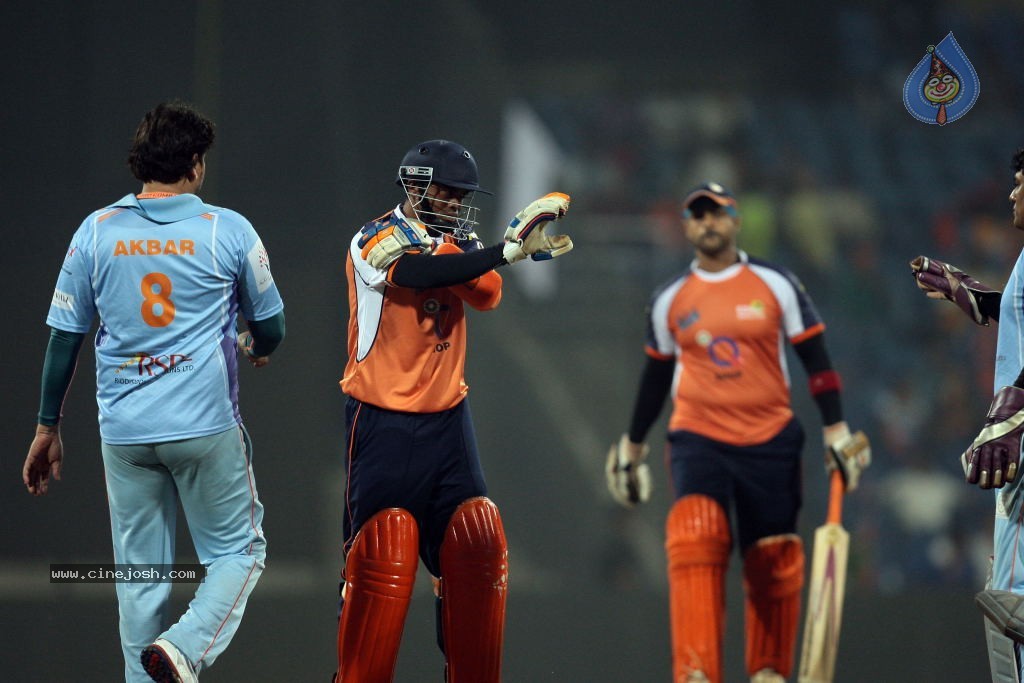 CCL 4 Veer Marathi Vs Bhojpuri Dabanggs Match - 22 / 111 photos