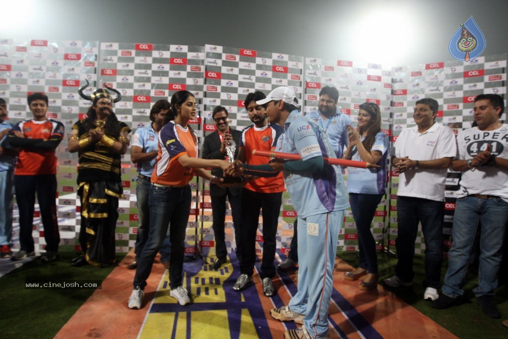 CCL 4 Veer Marathi Vs Bhojpuri Dabanggs Match - 38 / 111 photos