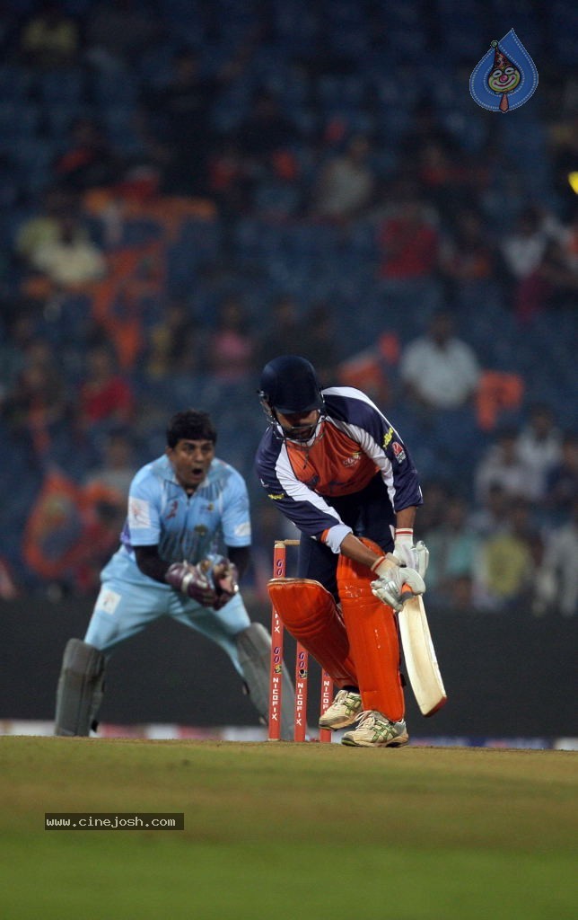 CCL 4 Veer Marathi Vs Bhojpuri Dabanggs Match - 40 / 111 photos