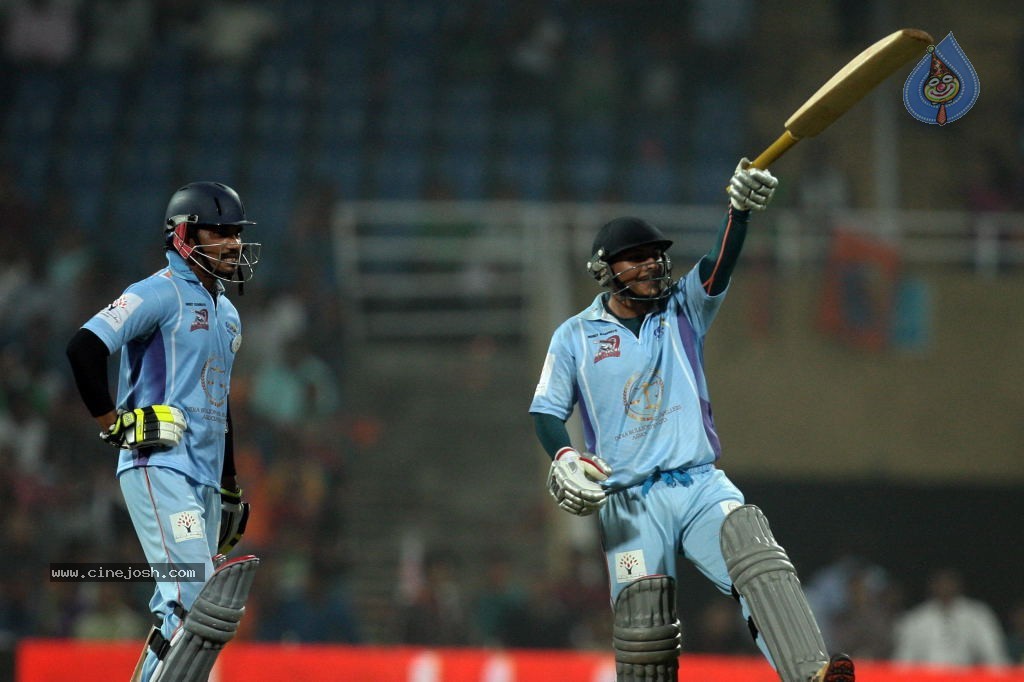 CCL 4 Veer Marathi Vs Bhojpuri Dabanggs Match - 42 / 111 photos