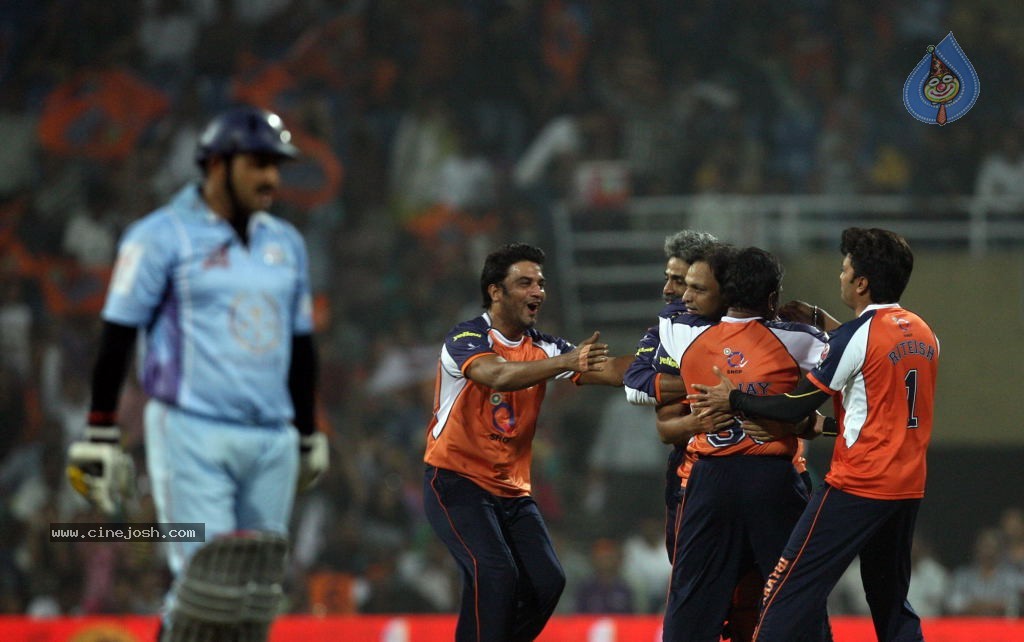 CCL 4 Veer Marathi Vs Bhojpuri Dabanggs Match - 46 / 111 photos