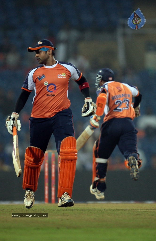 CCL 4 Veer Marathi Vs Bhojpuri Dabanggs Match - 56 / 111 photos