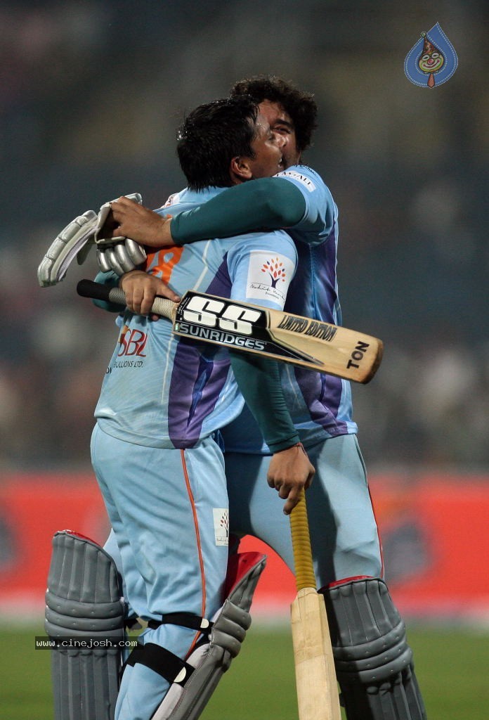 CCL 4 Veer Marathi Vs Bhojpuri Dabanggs Match - 58 / 111 photos