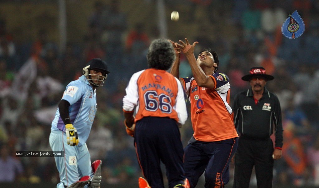 CCL 4 Veer Marathi Vs Bhojpuri Dabanggs Match - 82 / 111 photos