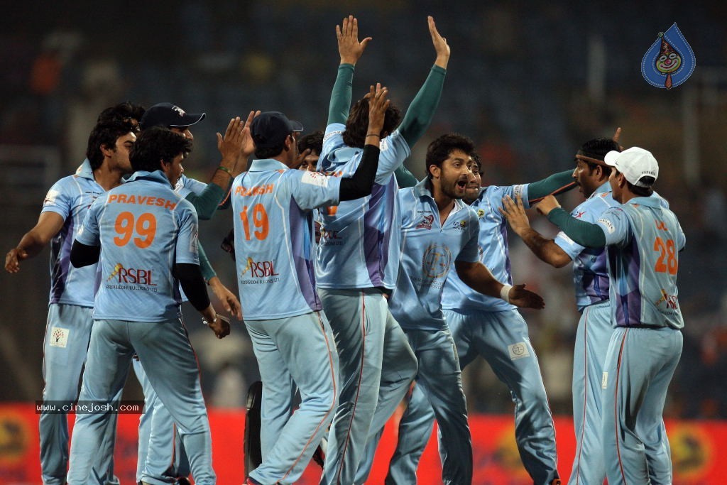 CCL 4 Veer Marathi Vs Bhojpuri Dabanggs Match - 98 / 111 photos