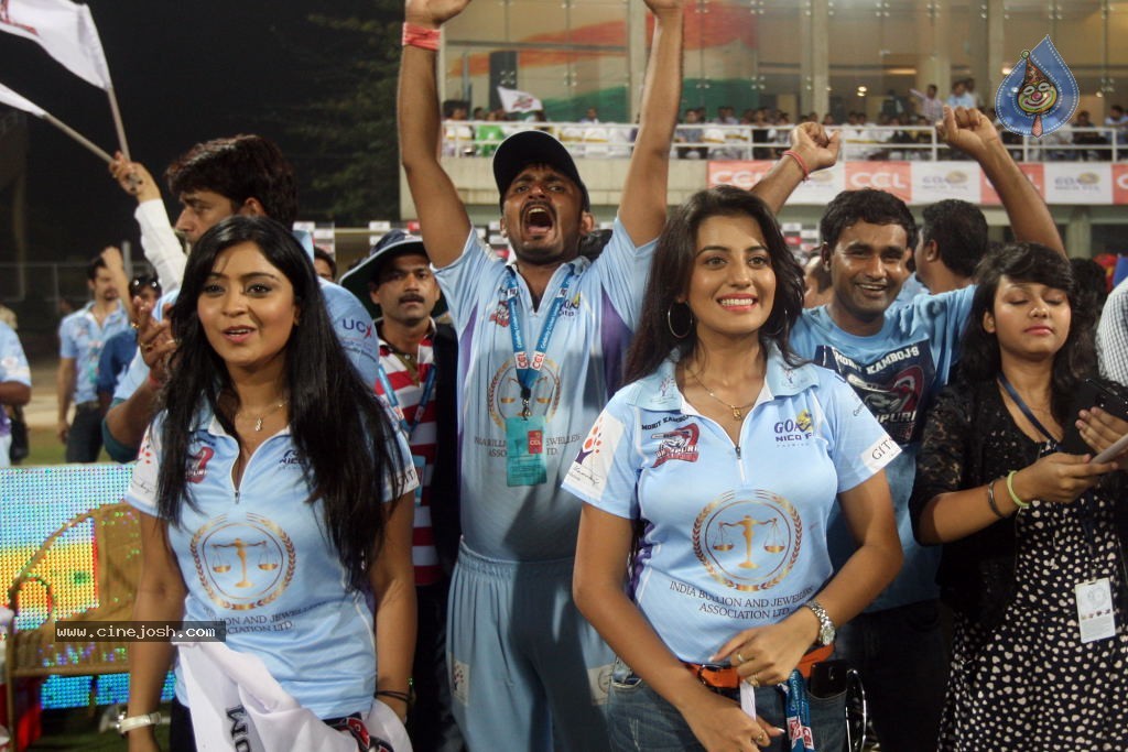 CCL 4 Veer Marathi Vs Bhojpuri Dabanggs Match - 108 / 111 photos