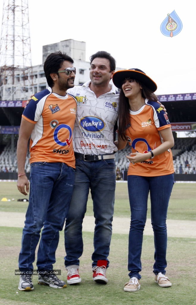 CCL 4 Veer Marathi Vs Mumbai Heroes Match - 96 / 190 photos