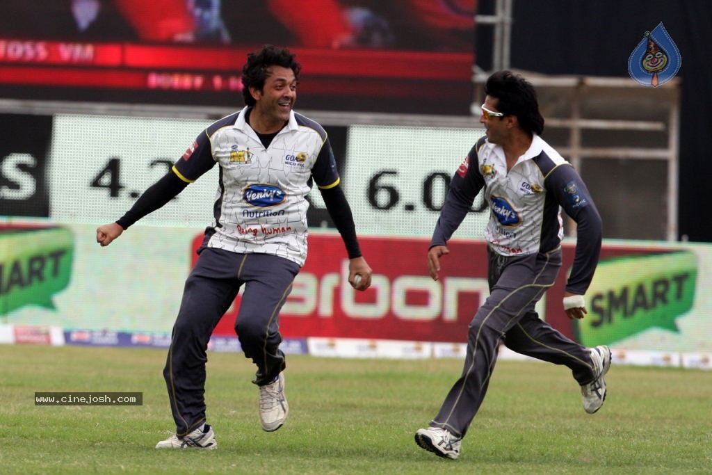 CCL 4 Veer Marathi Vs Mumbai Heroes Match - 171 / 190 photos