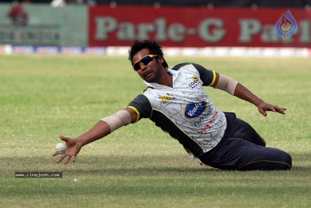 CCL 4 Veer Marathi Vs Mumbai Heroes Match - 184 / 190 photos