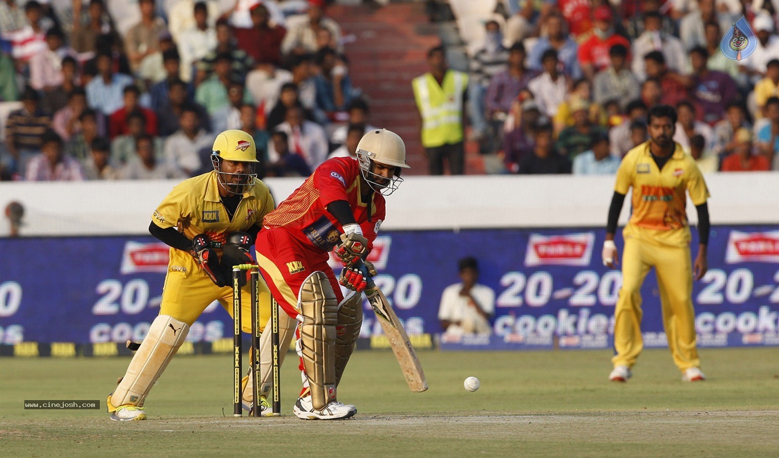 CCL 5 Final Telugu Warriors vs Chennai Rhinos Match Photos 02 - 82 / 195 photos