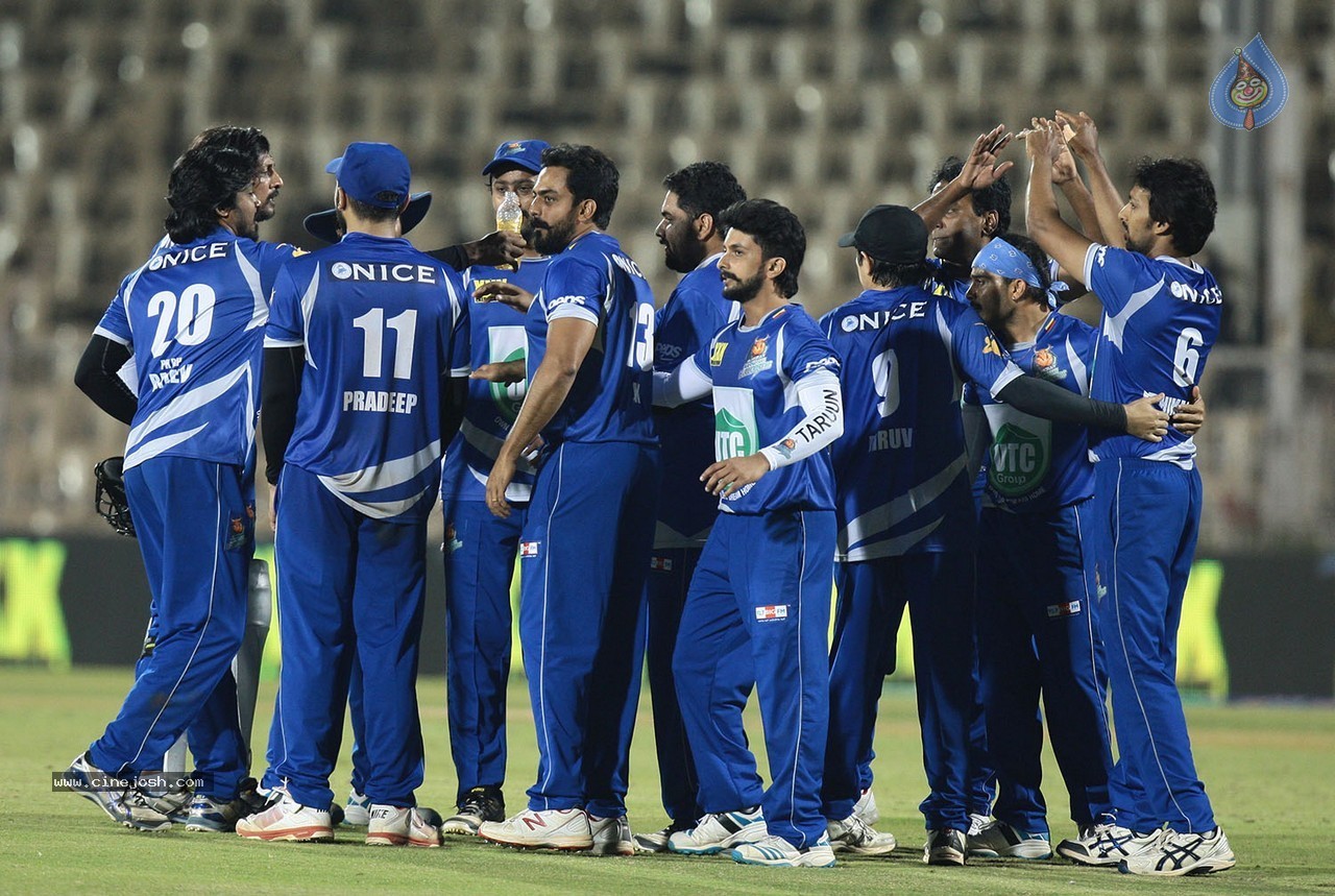 CCL 5 Karnataka Bulldozers Vs Bhojpuri Dabanggs Match - 32 / 58 photos