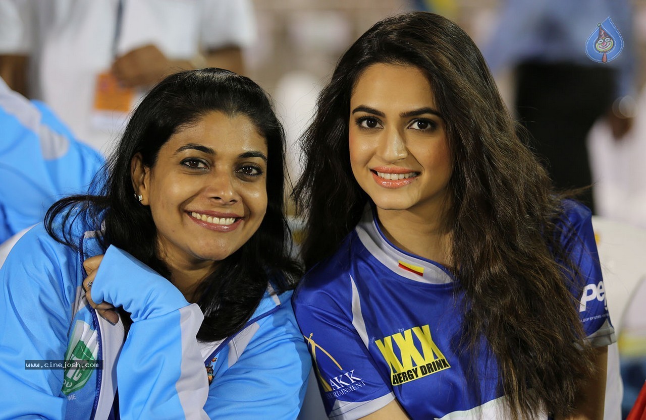 CCL 5 Karnataka Bulldozers Vs Bhojpuri Dabanggs Match - 38 / 58 photos