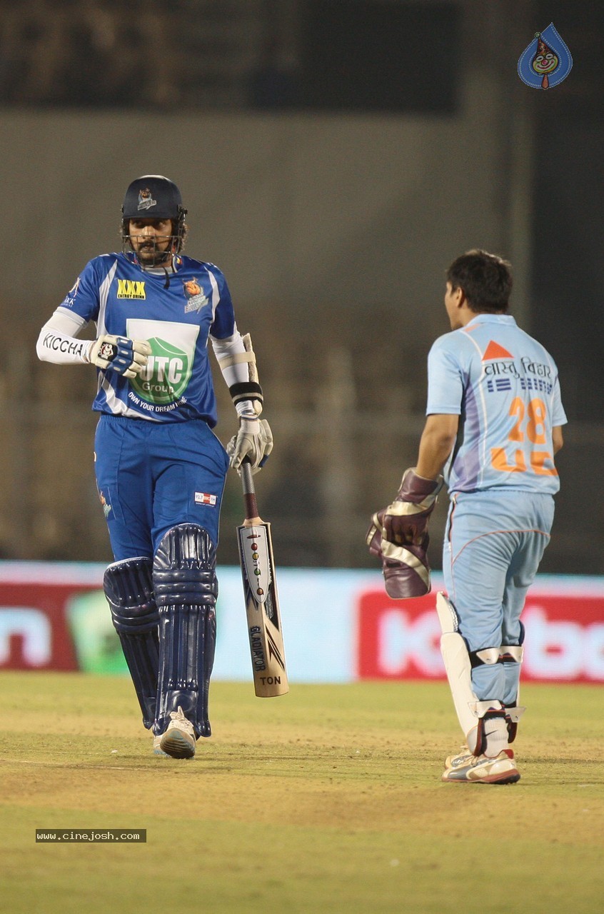 CCL 5 Karnataka Bulldozers Vs Bhojpuri Dabanggs Match - 41 / 58 photos
