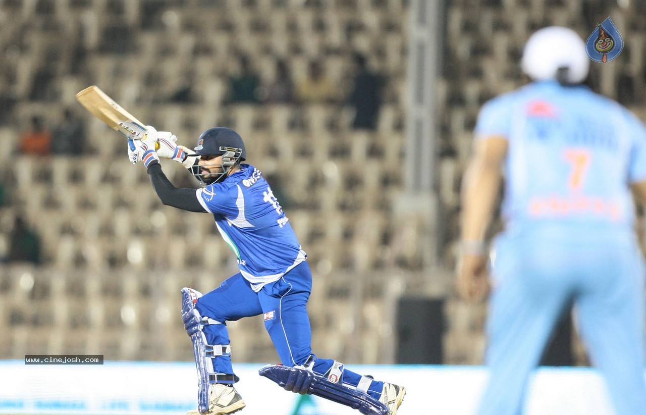 CCL 5 Karnataka Bulldozers Vs Bhojpuri Dabanggs Match - 44 / 58 photos