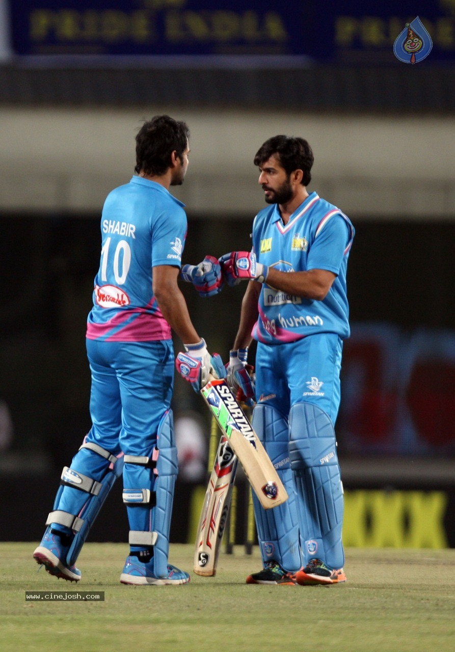 CCL 5 Mumbai Heroes vs Kerala Strikers Match Photos - 8 / 120 photos