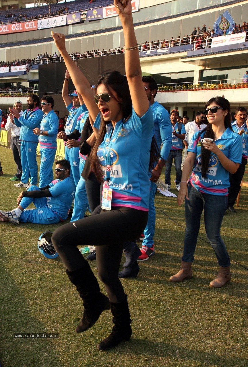 CCL 5 Mumbai Heroes vs Kerala Strikers Match Photos - 24 / 120 photos
