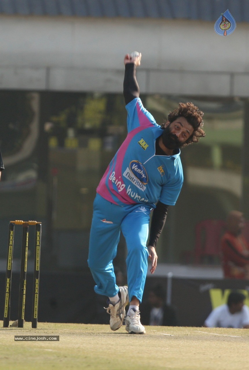 CCL 5 Mumbai Heroes vs Kerala Strikers Match Photos - 38 / 120 photos
