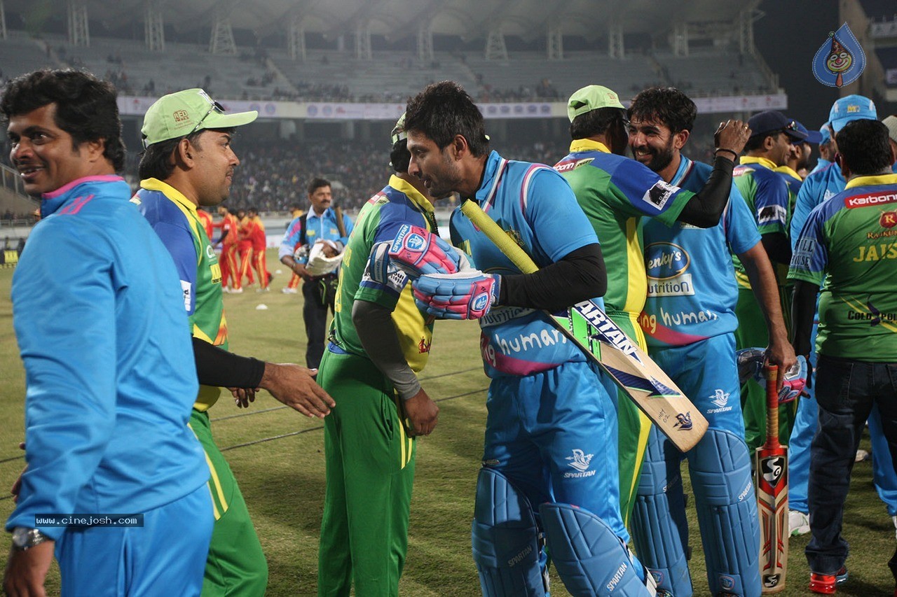 CCL 5 Mumbai Heroes vs Kerala Strikers Match Photos - 43 / 120 photos