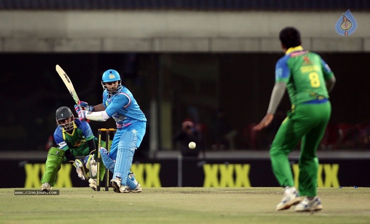 CCL 5 Mumbai Heroes vs Kerala Strikers Match Photos - 76 / 120 photos