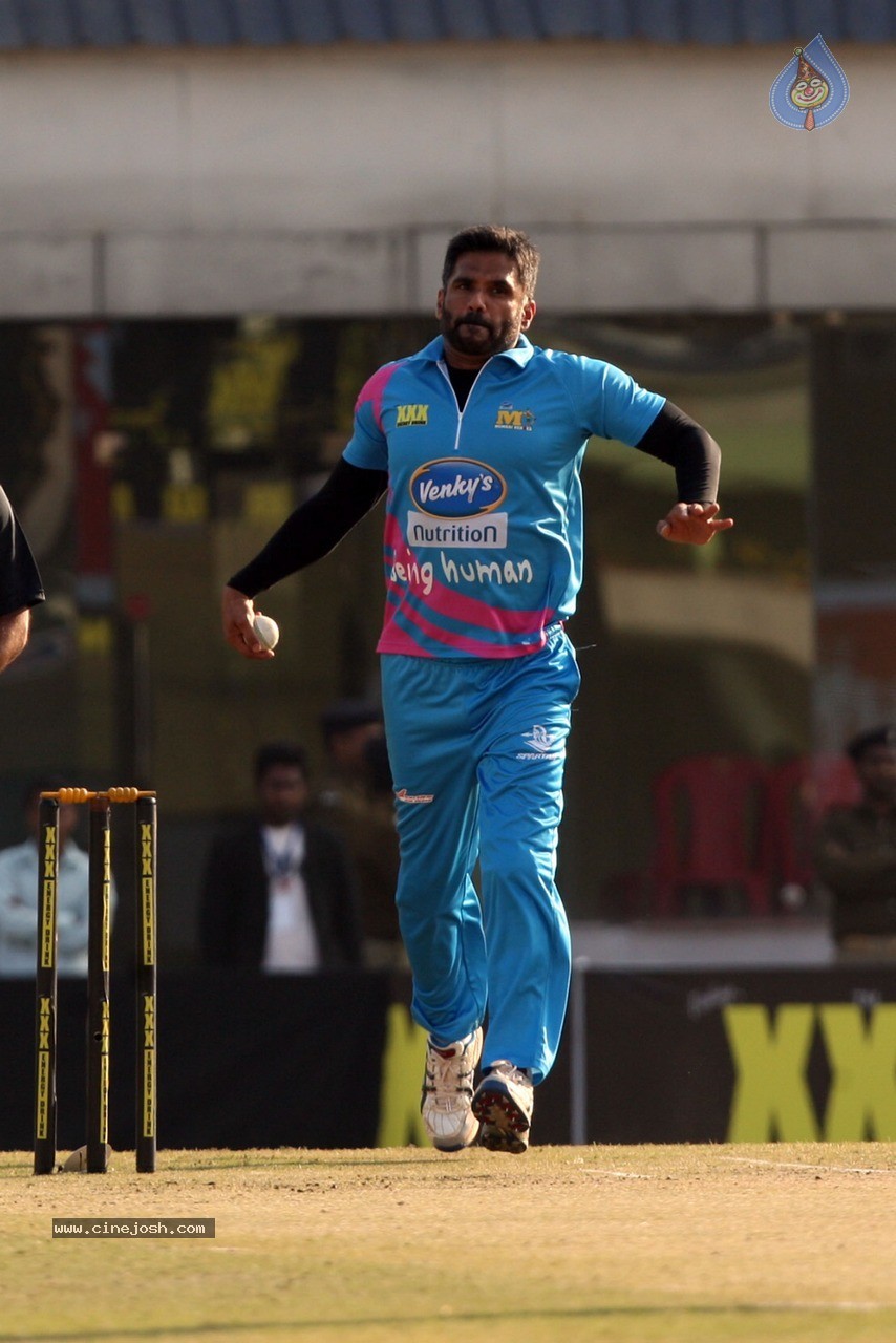 CCL 5 Mumbai Heroes vs Kerala Strikers Match Photos - 94 / 120 photos