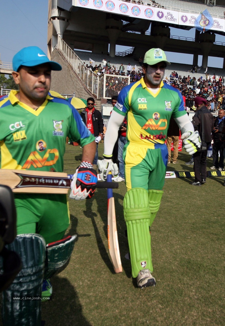 CCL 5 Mumbai Heroes vs Kerala Strikers Match Photos - 115 / 120 photos