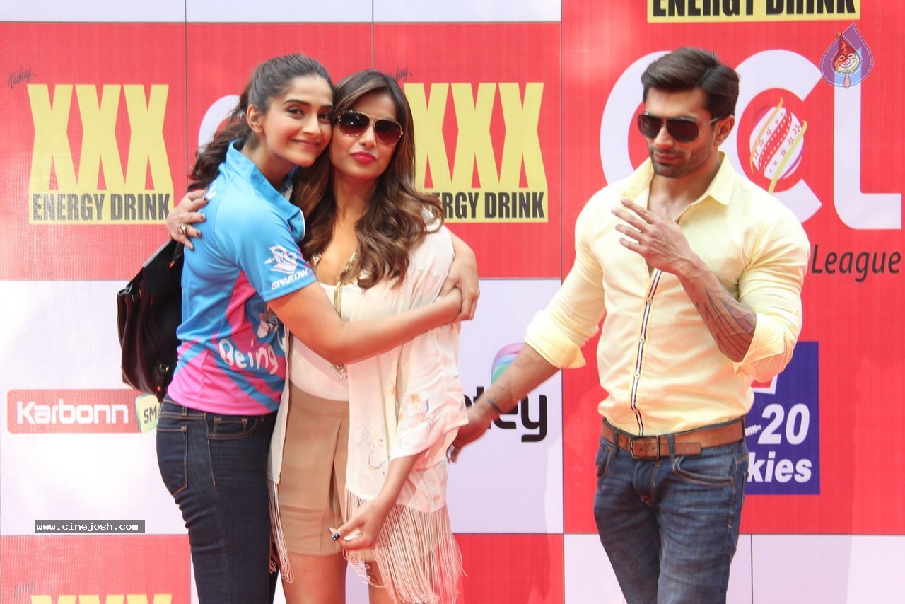 CCL 5 Mumbai Heroes Vs Veer Marathi Match - 50 / 83 photos