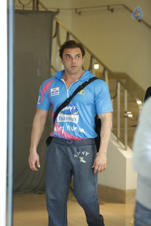 CCL 6 Celebrity Arrivals at Bangalore - 5 / 12 photos