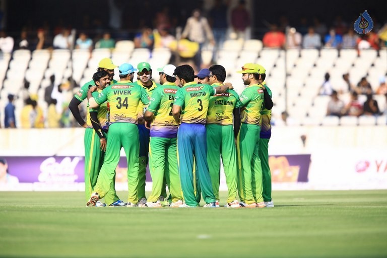 CCL 6 Kerala Strikers Vs Chennai Rhinos Match Photos - 4 / 25 photos