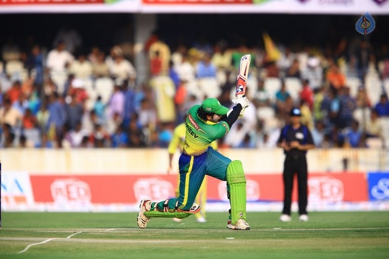 CCL 6 Kerala Strikers Vs Chennai Rhinos Match Photos - 7 / 25 photos
