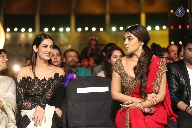Celebrities at IIFA Utsavam Awards 2016 - 5 / 101 photos
