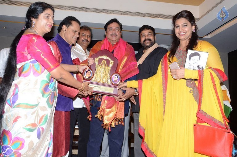 Celebrities at Khamosh Book Launch - 25 / 107 photos