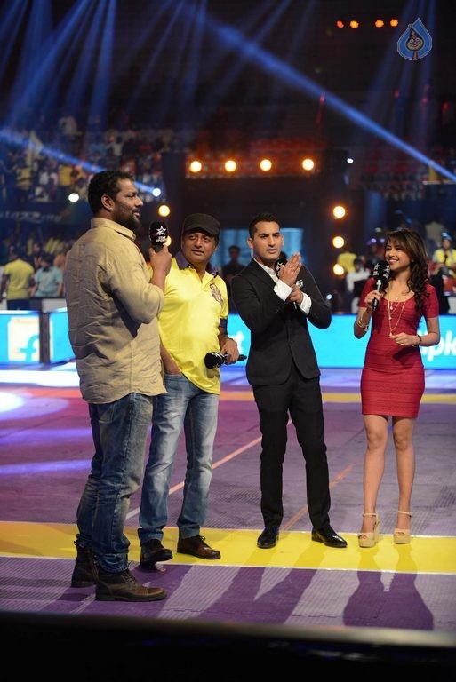 Celebrities at PRO Kabaddi Match - 22 / 48 photos
