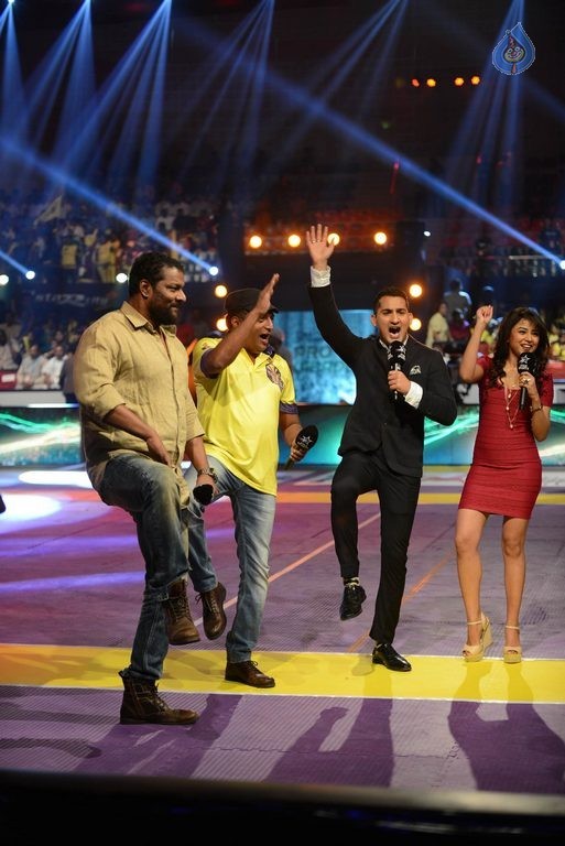 Celebrities at PRO Kabaddi Match - 23 / 48 photos