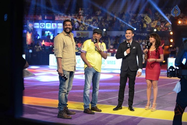 Celebrities at PRO Kabaddi Match - 25 / 48 photos