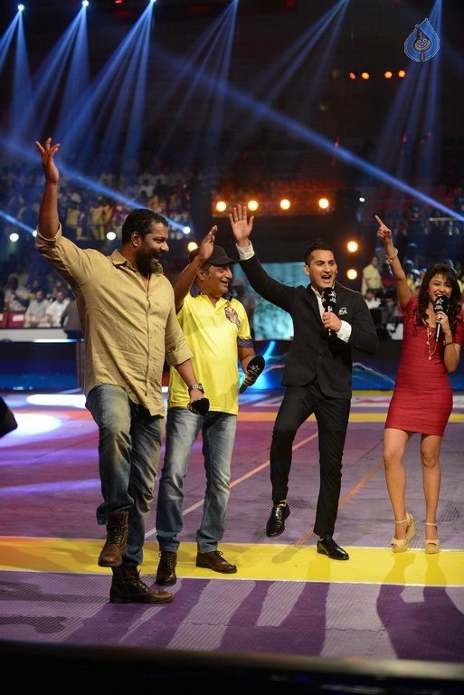 Celebrities at PRO Kabaddi Match - 29 / 48 photos