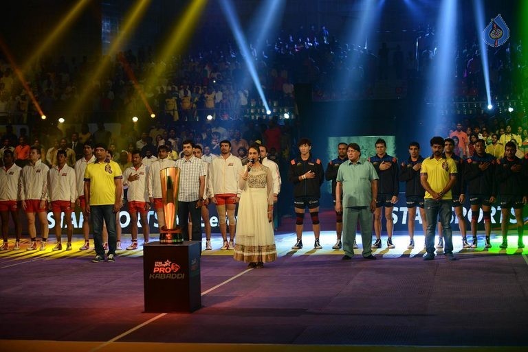 Celebrities at PRO Kabaddi Match - 30 / 48 photos