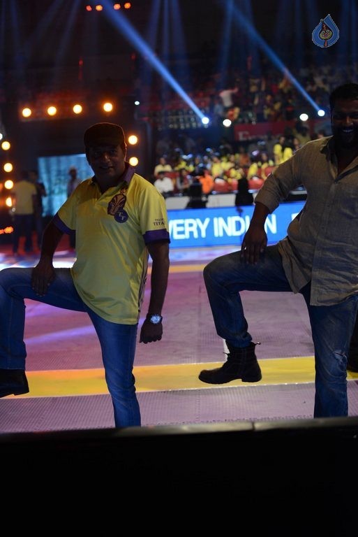 Celebrities at PRO Kabaddi Match - 32 / 48 photos