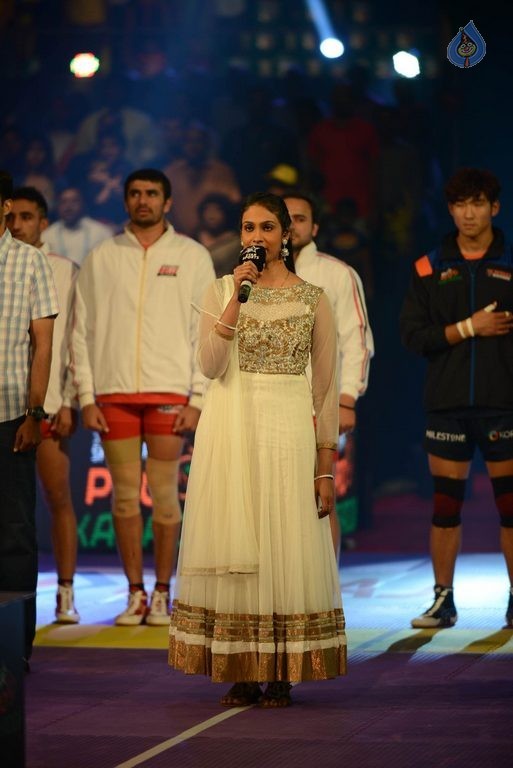 Celebrities at PRO Kabaddi Match - 35 / 48 photos