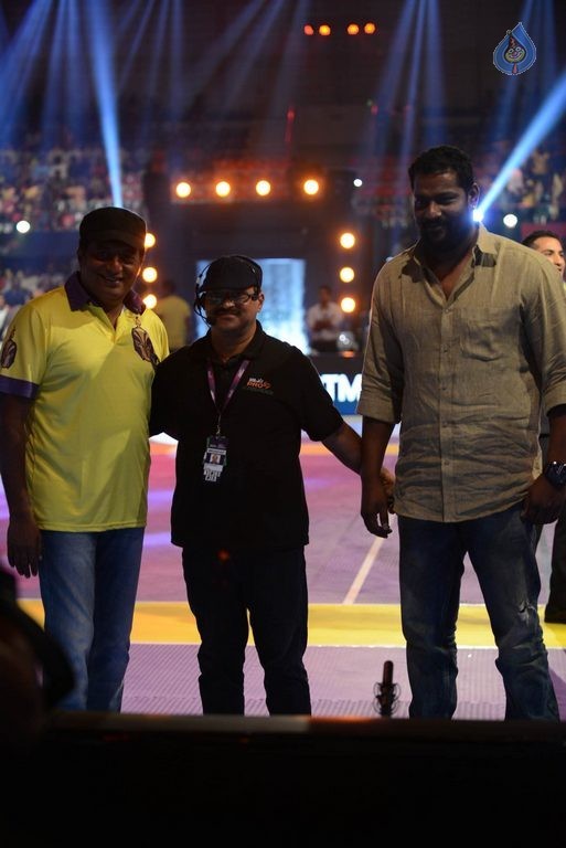 Celebrities at PRO Kabaddi Match - 37 / 48 photos