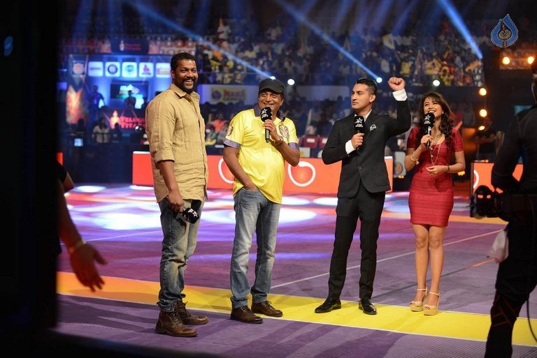 Celebrities at PRO Kabaddi Match - 40 / 48 photos