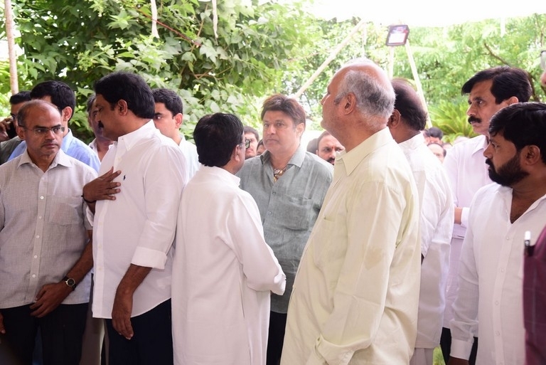 Celebrities Pay Homage To Nandamuri Harikrishna Set 5 - 34 / 35 photos