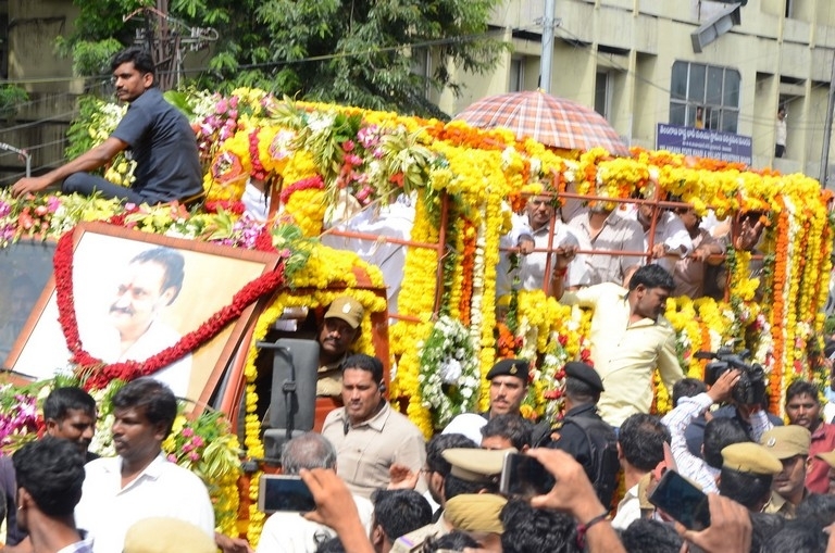 Celebrities Pay Homage To Nandamuri Harikrishna Set 8 - 31 / 51 photos