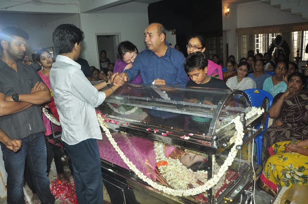 Celebrities Pay Last Respects to Manjula - 35 / 219 photos