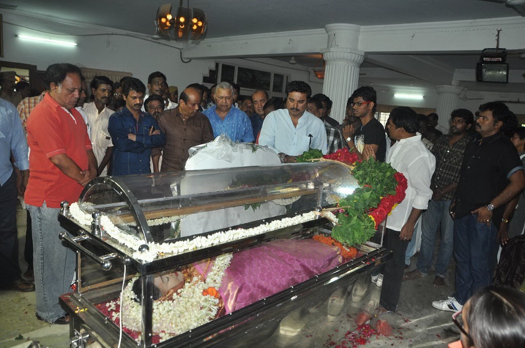 Celebrities Pay Last Respects to Manjula - 129 / 219 photos