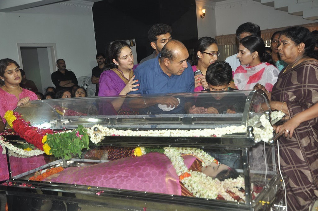 Celebrities Pay Last Respects to Manjula - 131 / 219 photos