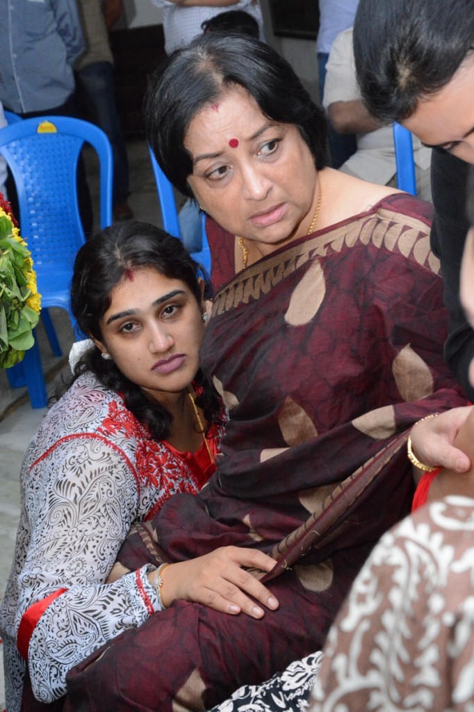 Celebrities Pay Last Respects to Manjula - 139 / 219 photos