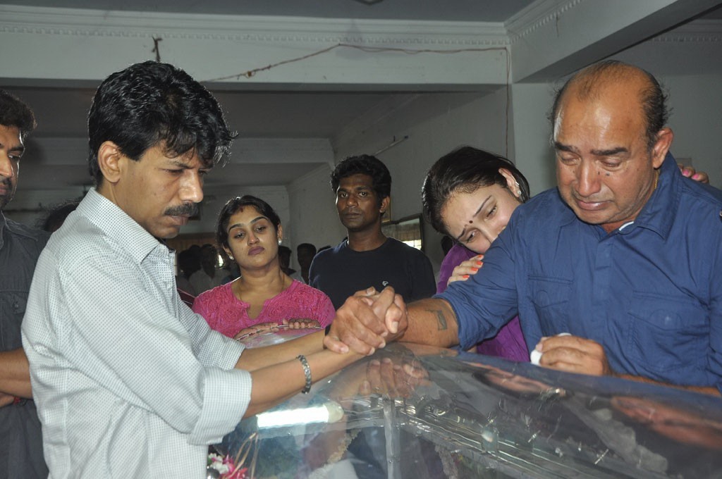 Celebrities Pay Last Respects to Manjula - 190 / 219 photos