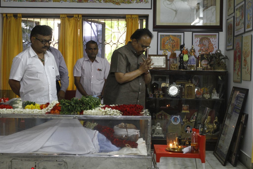 Celebrities Pay Tributes to Bapu - 1 / 102 photos