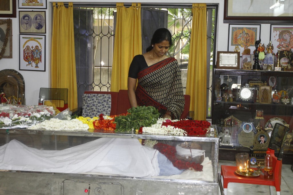Celebrities Pay Tributes to Bapu - 10 / 102 photos