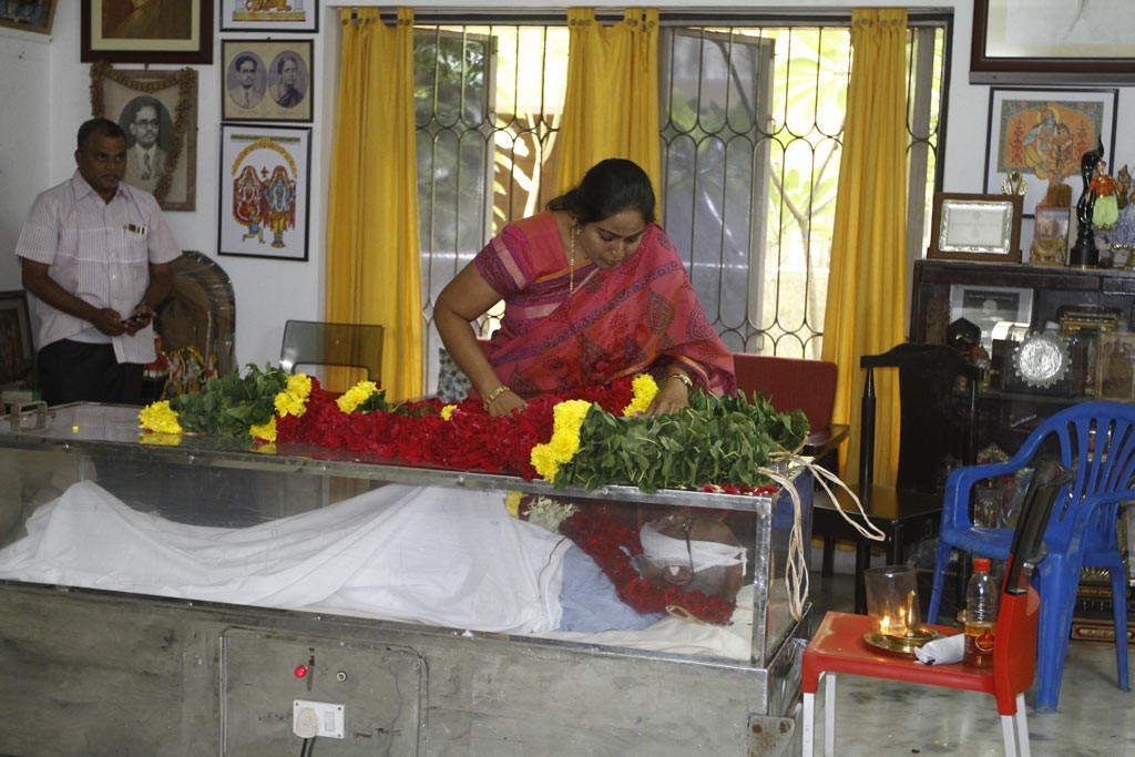 Celebrities Pay Tributes to Bapu - 14 / 102 photos
